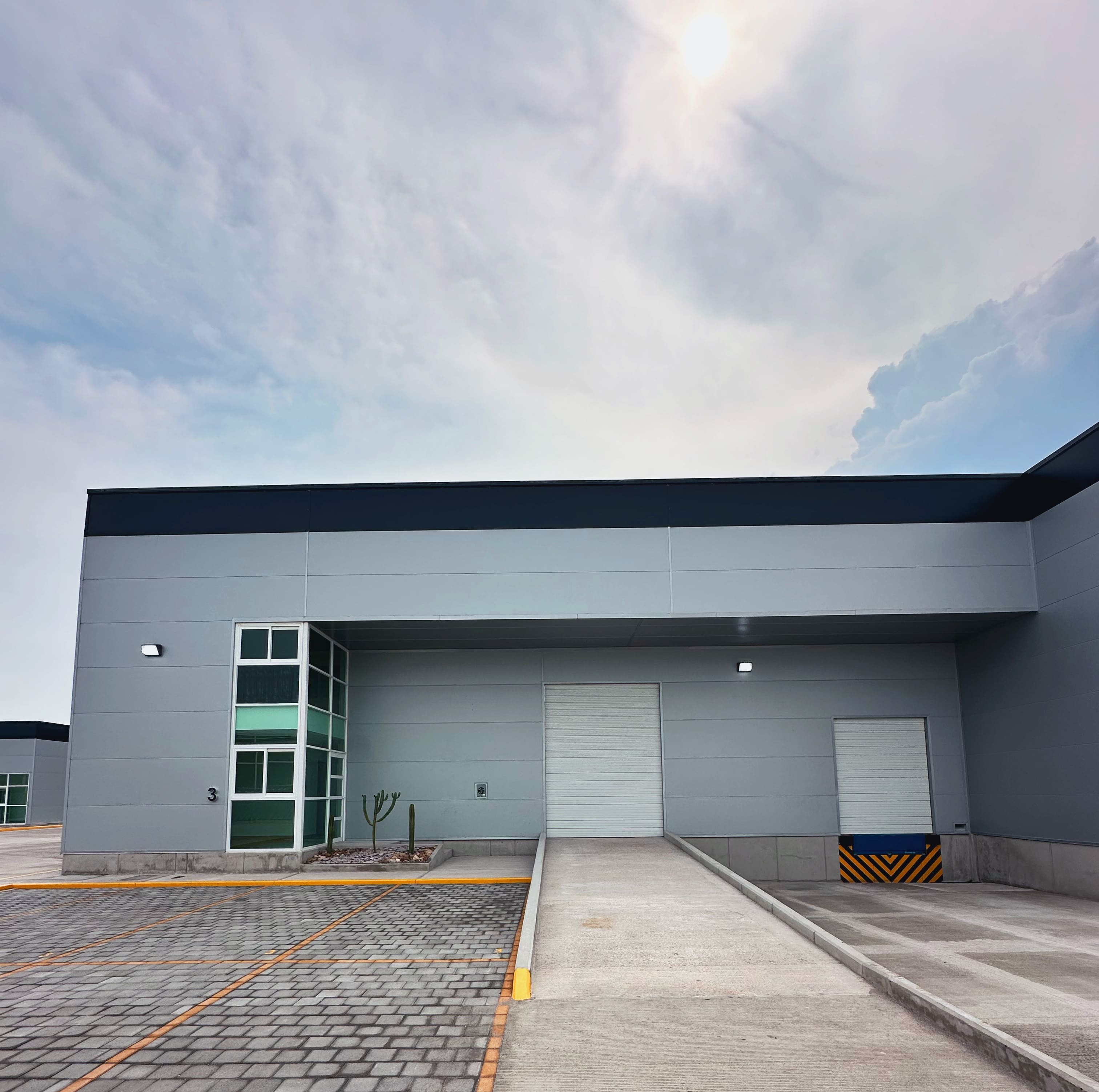 Fachada de la bodega comercial de 300 metros cuadrados