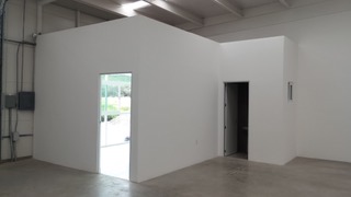 Oficina y baño terminados dentro de la bodega comercial