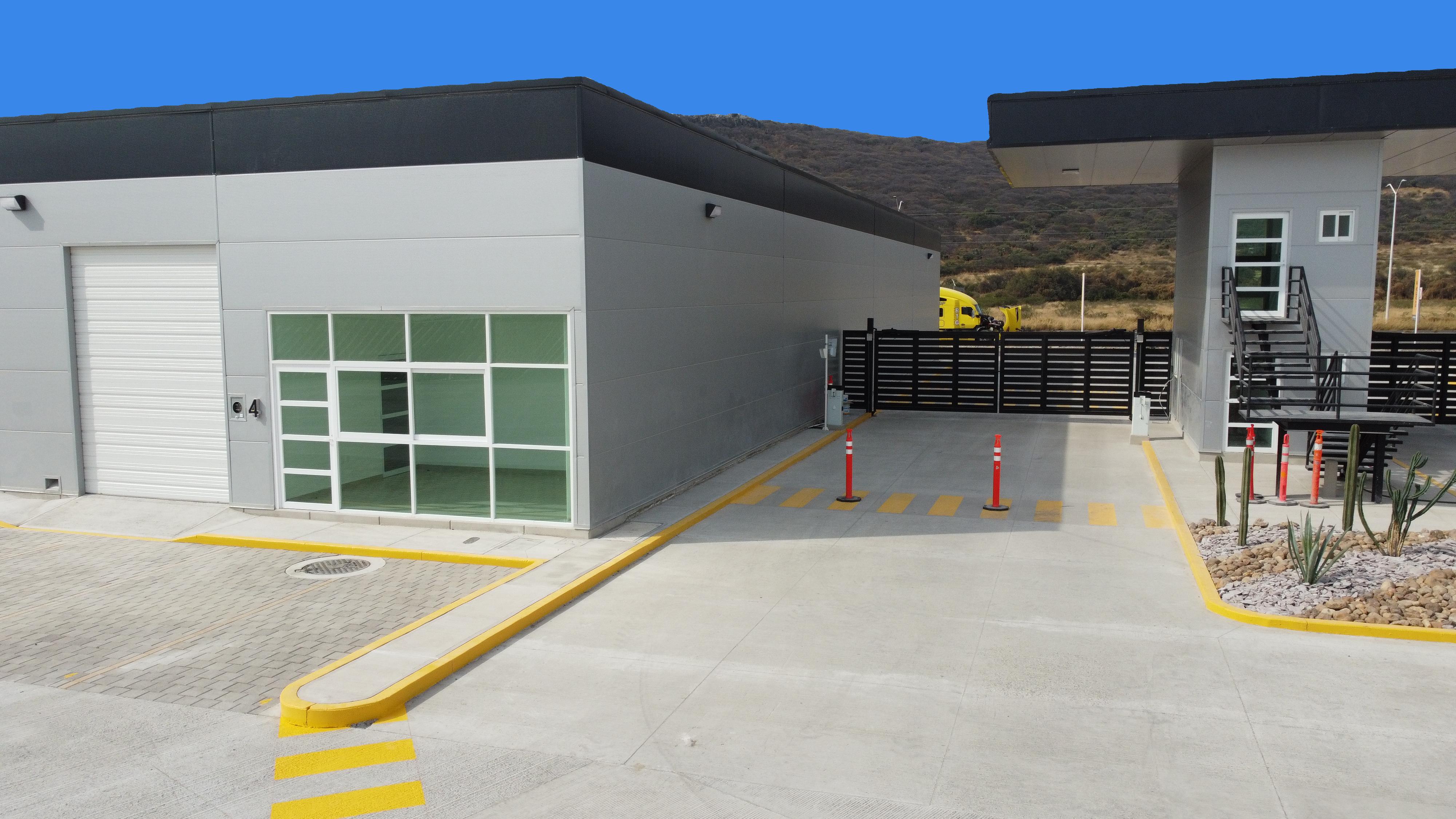 Acceso principal de la bodega comercial en Europark III