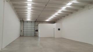 Vista adicional del interior de la bodega comercial