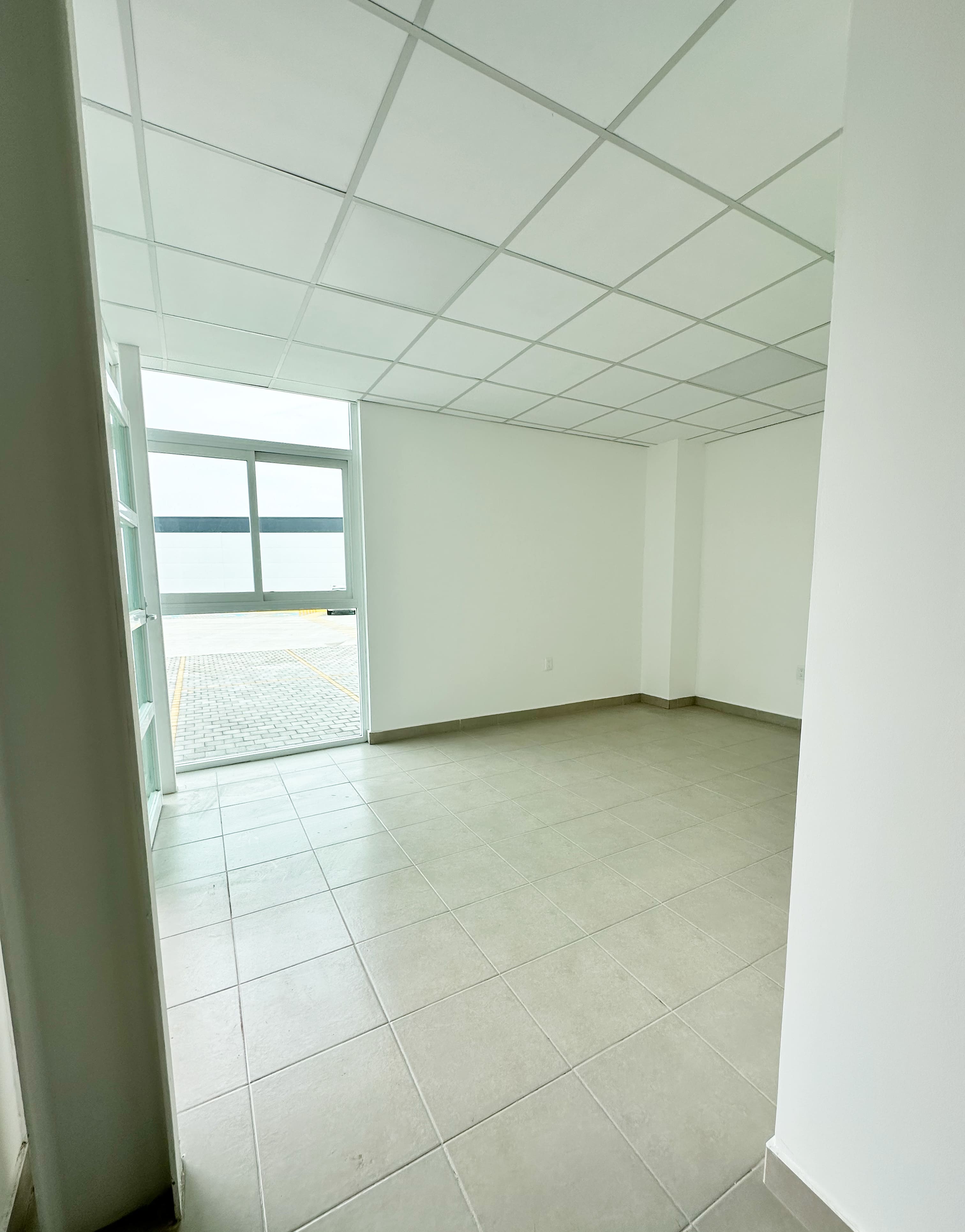 Oficina equipada dentro de la bodega comercial